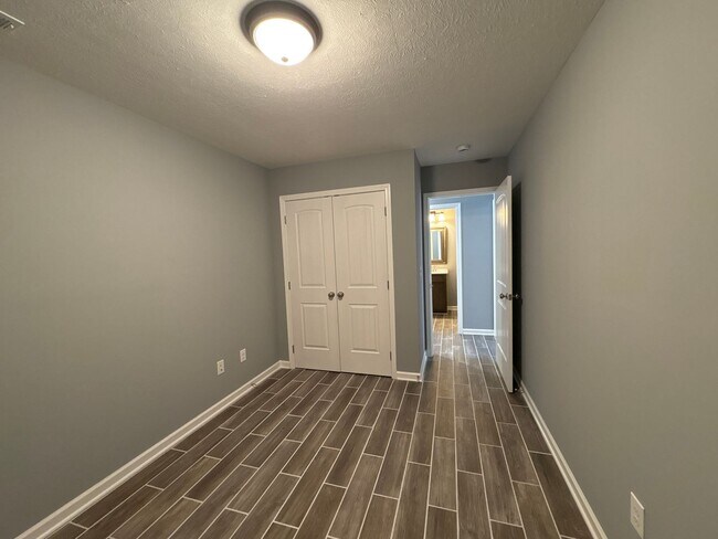 Building Photo - 411-411 W Waggoner St