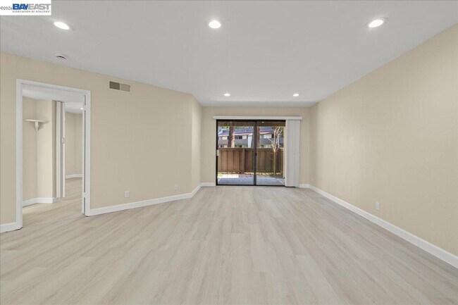 Building Photo - 999 W Evelyn Ave