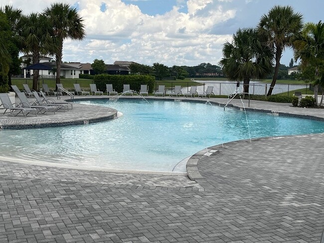 Building Photo - 4317 Lago Dr