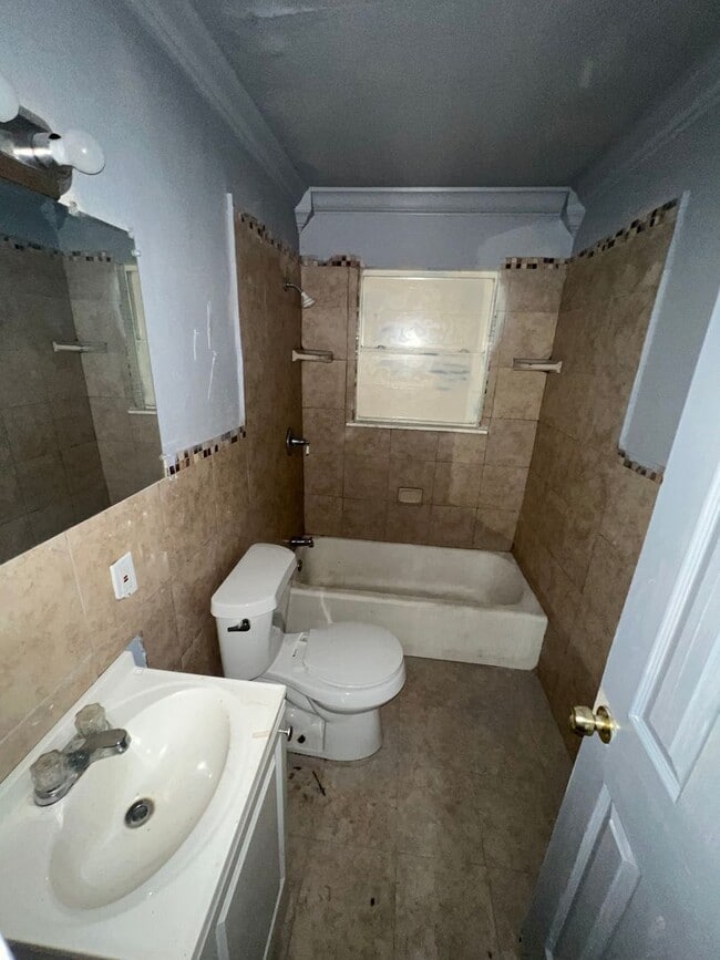 Building Photo - 544 Melrose St