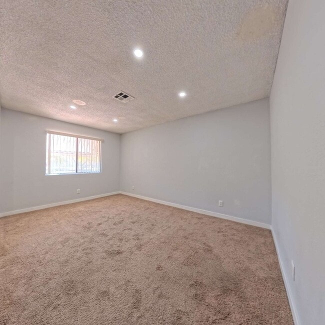 Building Photo - Beautiful 2 Bedroom 2 Bathroom Condo at The Lakes!