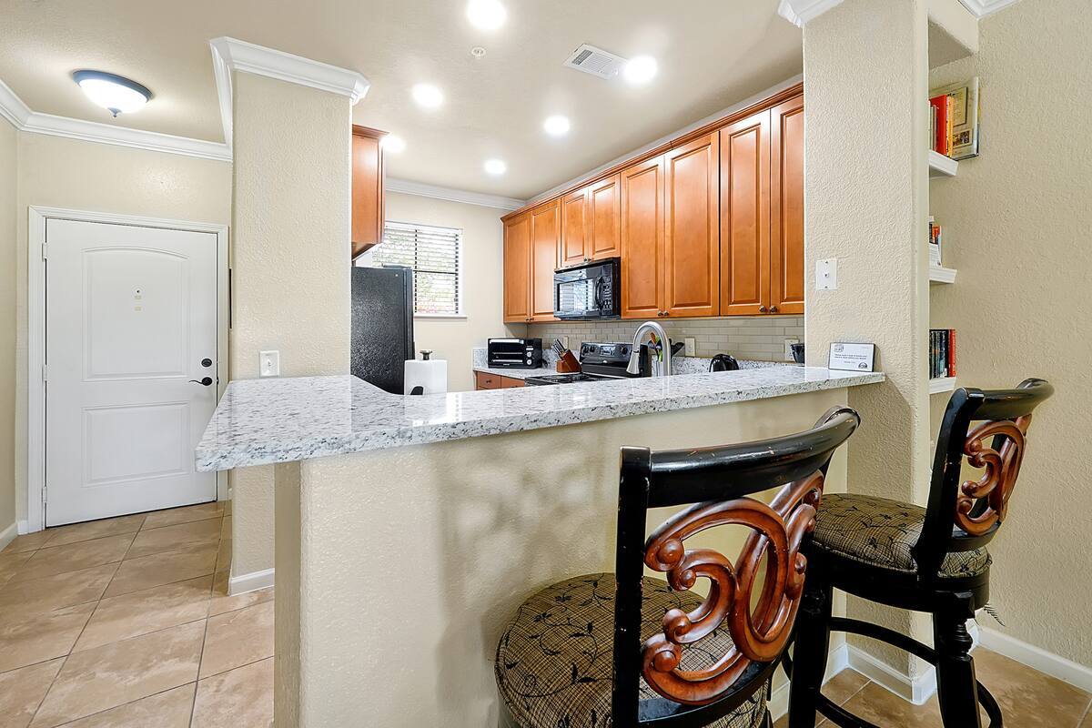 Building Photo - 909 Charo Pky
