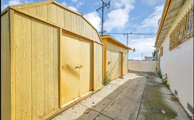 Building Photo - 1105 W 156th St