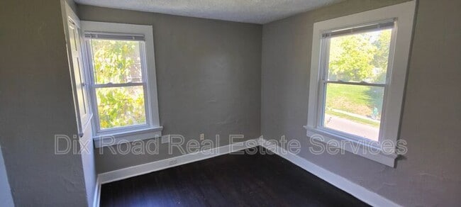 Building Photo - 702 W Fairview Ave