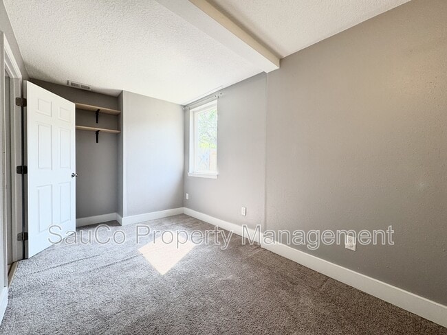 Building Photo - 6543 SE Borwick St
