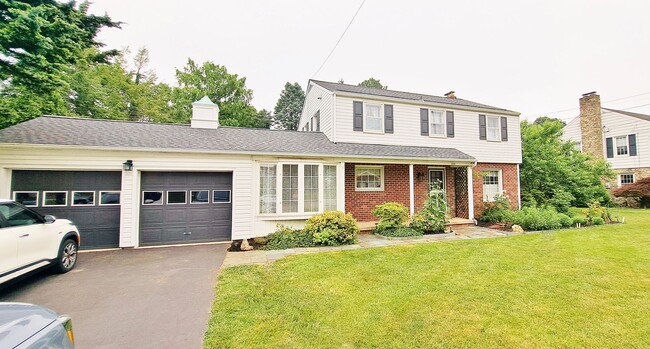 Building Photo - Fully Furnished 4 Bed / 1-1/2 Bath Single ...