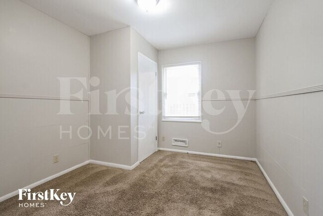 Building Photo - 1002 Hathaway Dr