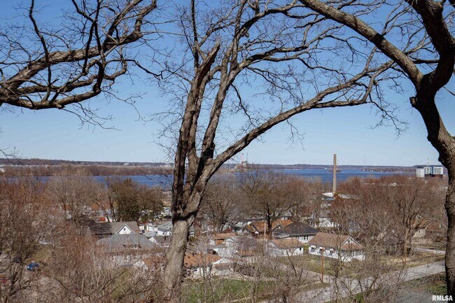 Building Photo - 4640 5th Ave