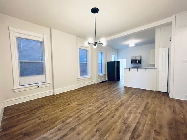 Building Photo - Fully Renovated 3 bed 2 bath Apartment