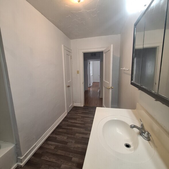 Building Photo - 827 Winston Dr