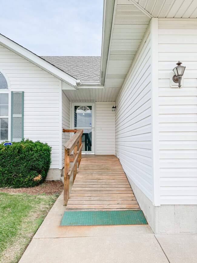 Entry - 704 N Cottonwood Ave