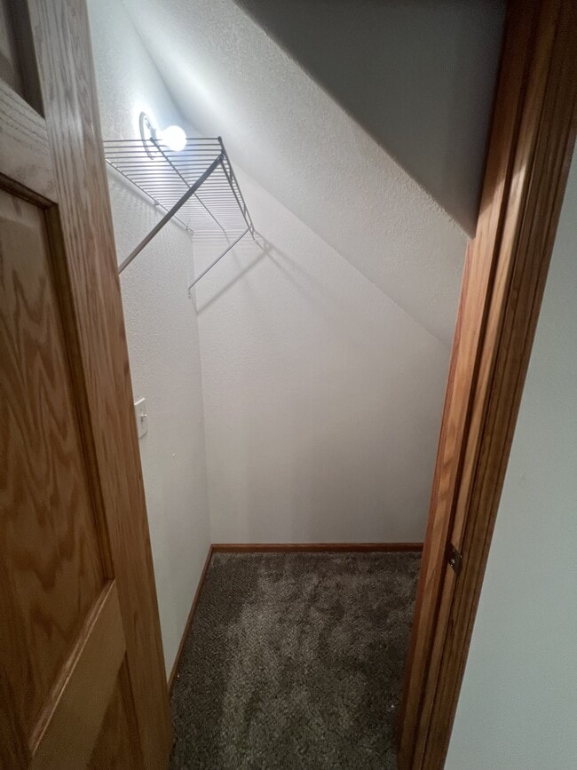 Building Photo - 4281 Estate Dr S