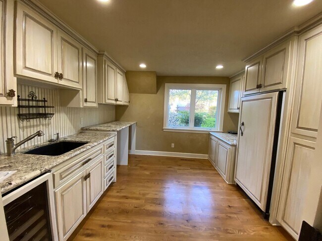 Building Photo - 5bd/5ba +HUGE BARN & SHOP - Absolutely LUX...