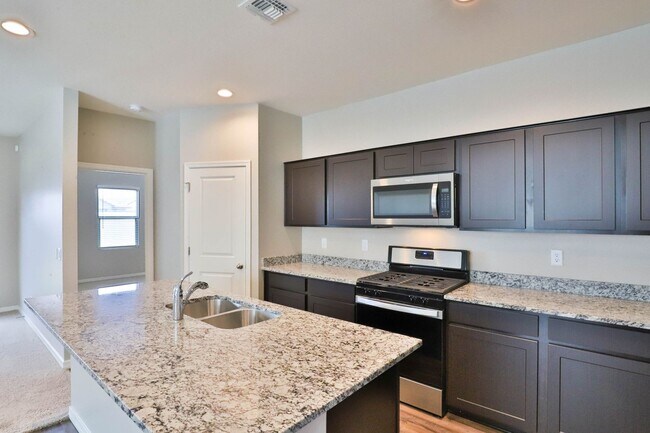 Building Photo - Spacious 4 bed 3 bath
