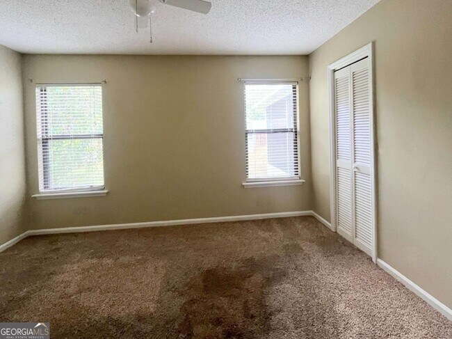 Building Photo - 317 Lake View Dr