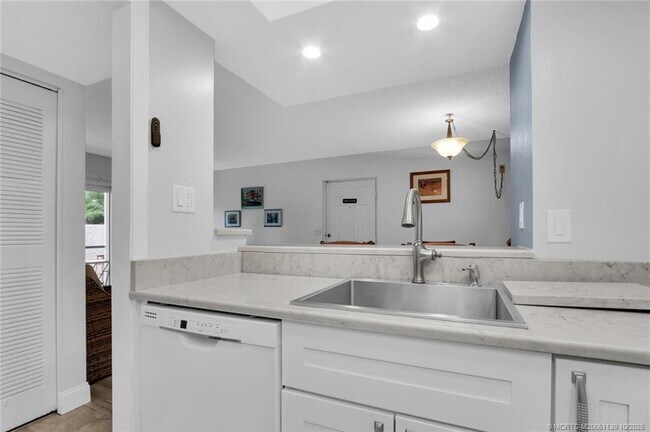 Building Photo - 1504 SE Royal Green Cir