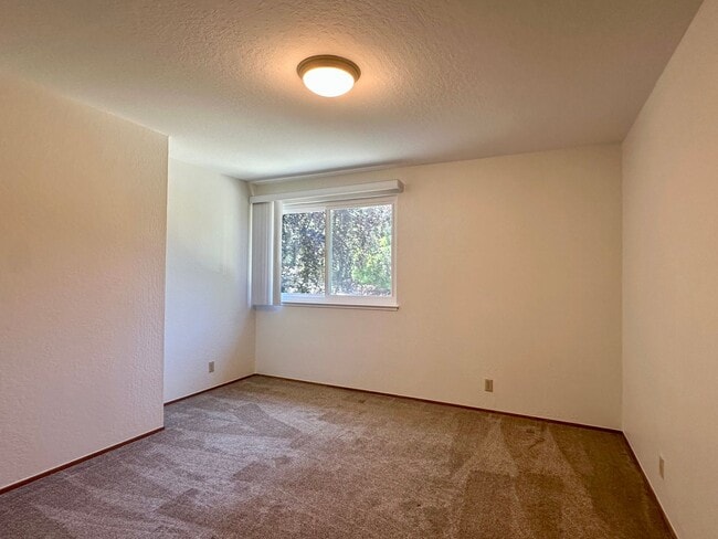 Building Photo - 4 Bedroom Home + Den in Saratoga!