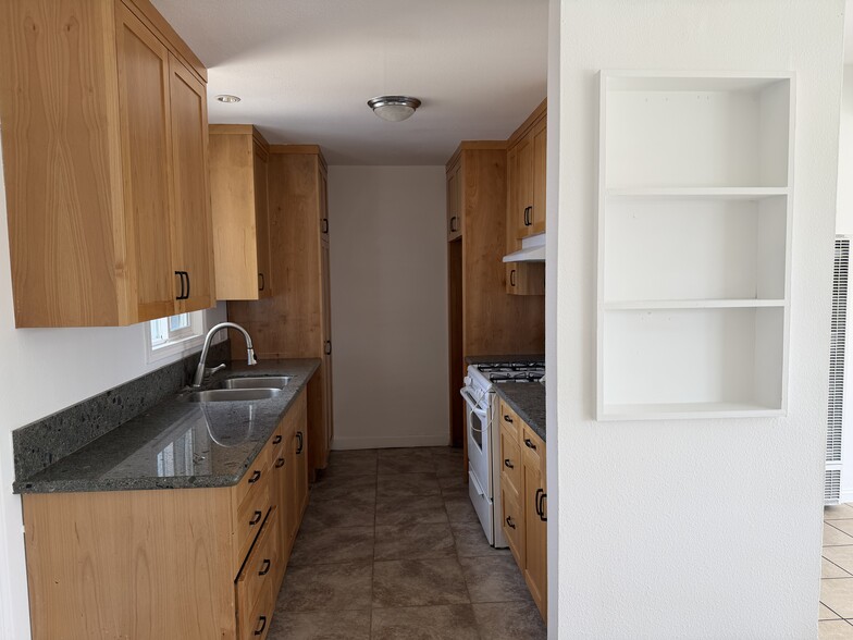 Building Photo - 835 E Avenue Q