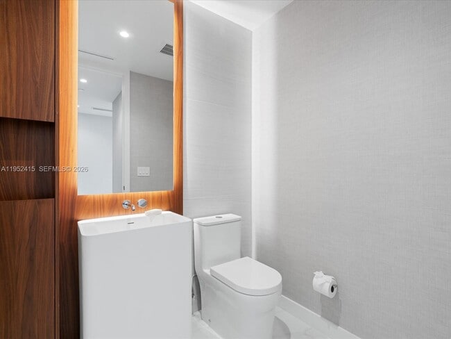 Building Photo - 220 SE Mizner Blvd