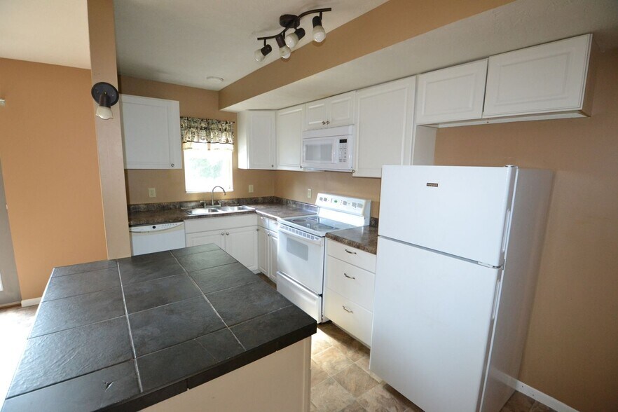 Building Photo - 1115 N Duluth Ave