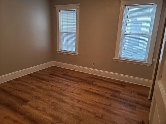 Building Photo - Huge 4 bed unit in the heart of Oak Square!