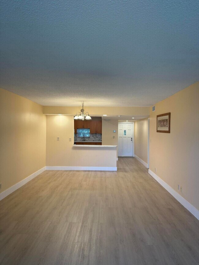 Building Photo - 830 S Hollybrook Dr