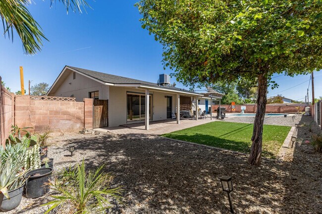 Building Photo - 319 E Riviera Dr