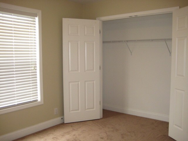 Building Photo - 2404 Adelaide Dr