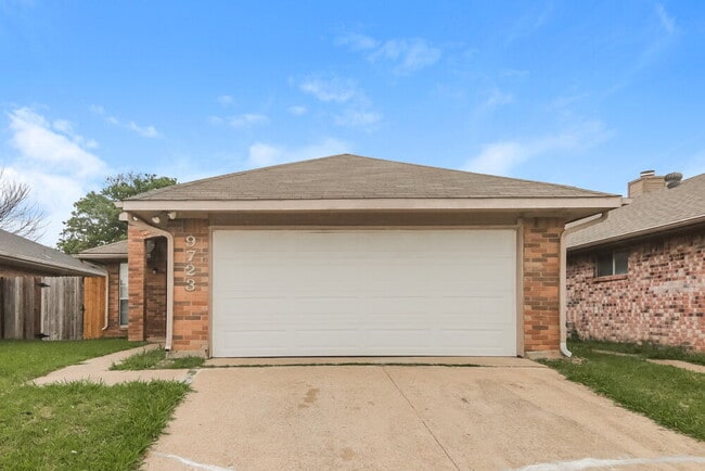 Building Photo - 9723 Pinehurst Ln