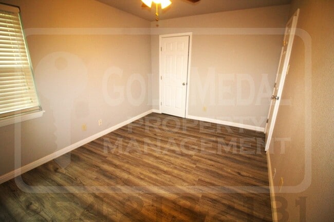 Building Photo - 205 E Vardeman Ave