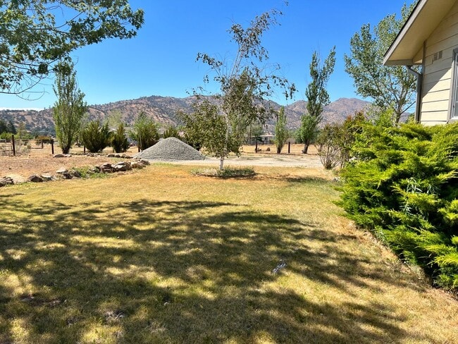 Building Photo - BEAUTIFUL Mountain Home