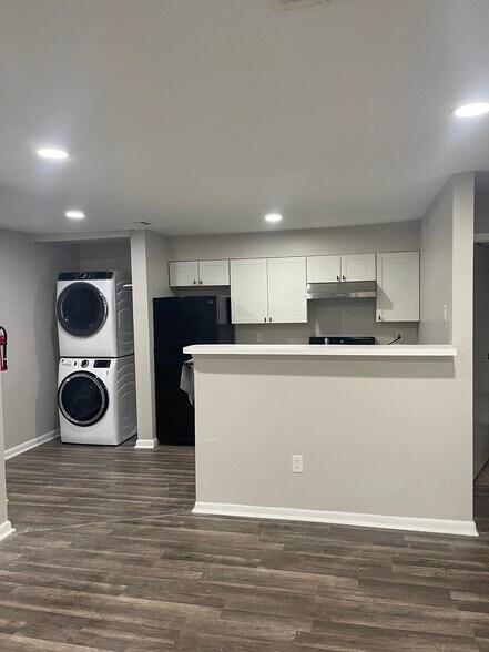 Kitchen/ laundry - 700 N Franklin Blvd