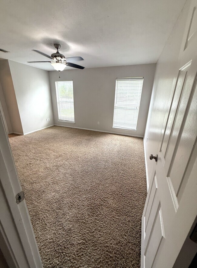 Building Photo - 4807 Summer Creek Cove