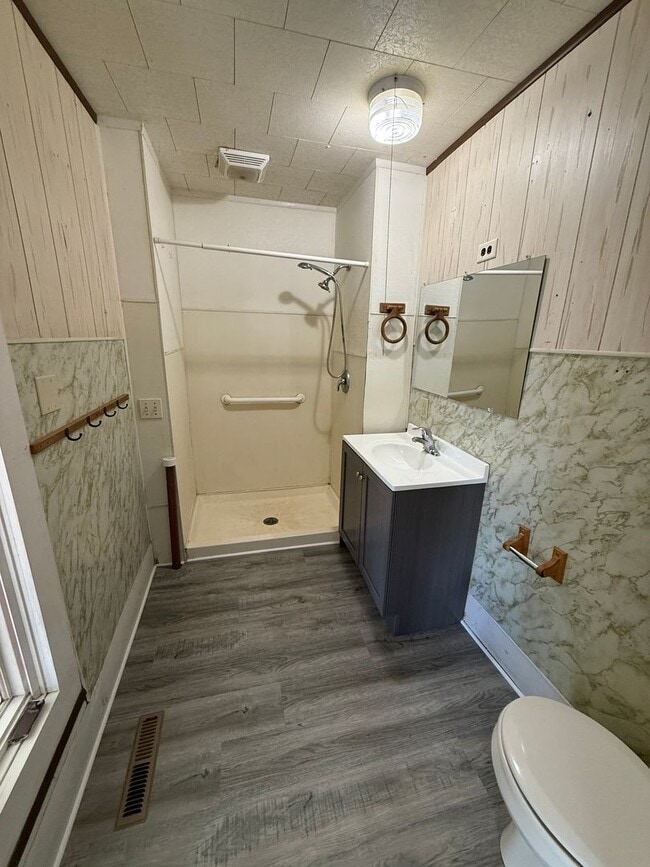 Building Photo - 3 Bedroom- Walking distance to Mud Lake