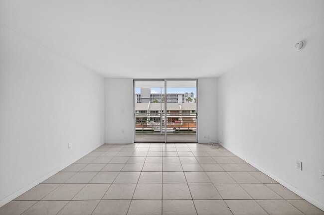 Building Photo - 3550 NE 169th St