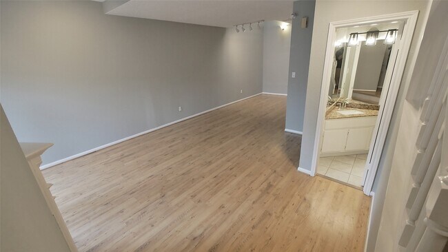 Building Photo - 800 Country Pl Dr