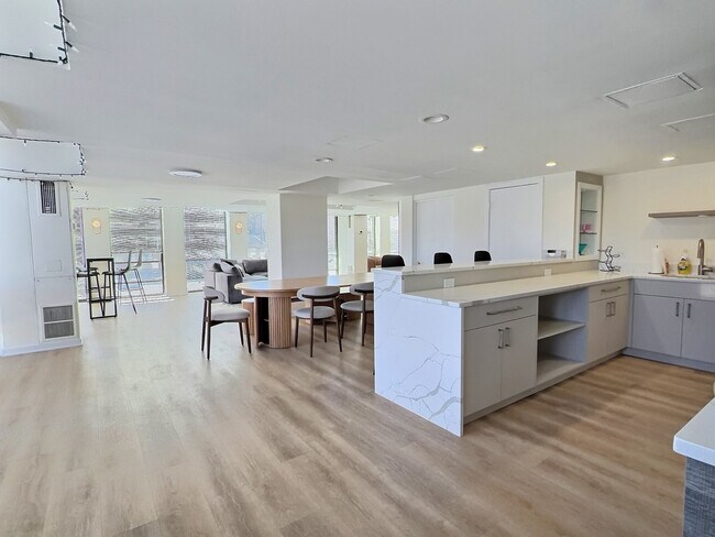 Building Photo - 1660 N La Salle Dr