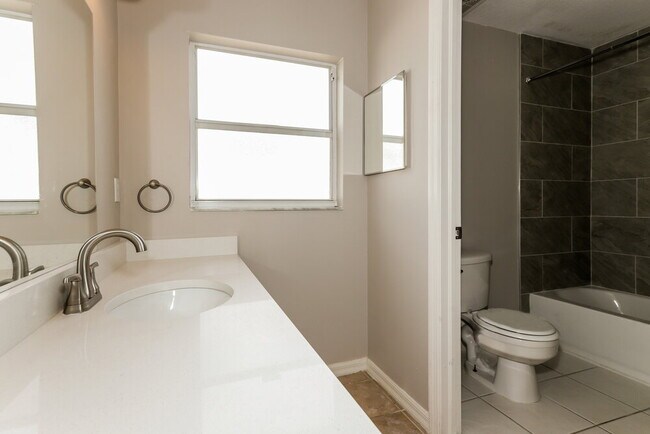 Building Photo - 9804 N Connechusett Rd