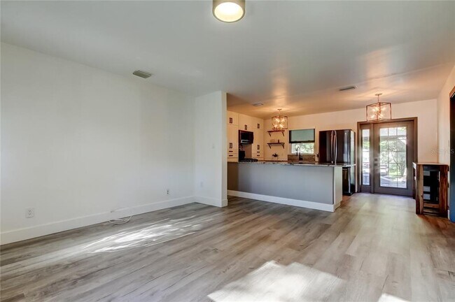 Building Photo - 375 10th Ave N