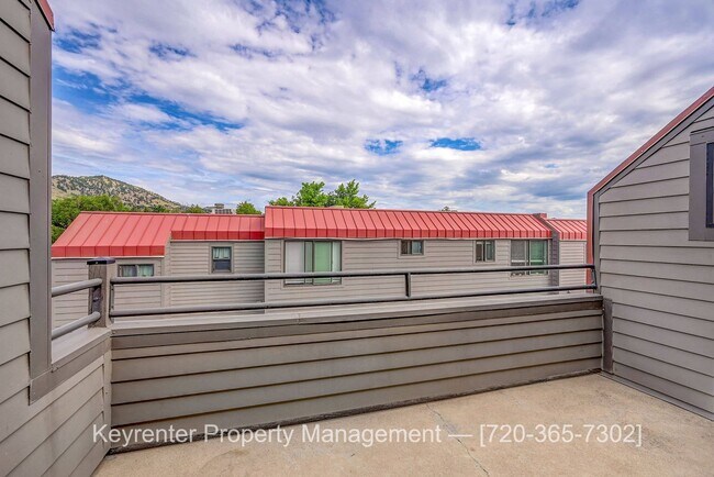 Building Photo - Downtown 3bed/3 bath w/2-car garage - $5500