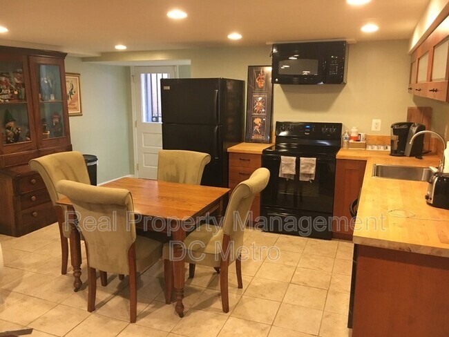 Building Photo - 813 10th St NE