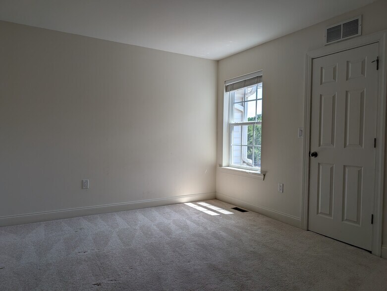 Building Photo - 68 Autumn Ln