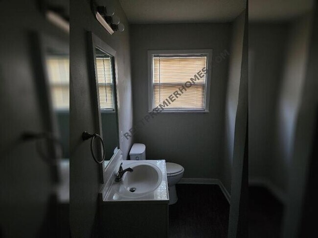 Building Photo - 2413 Hillview Dr