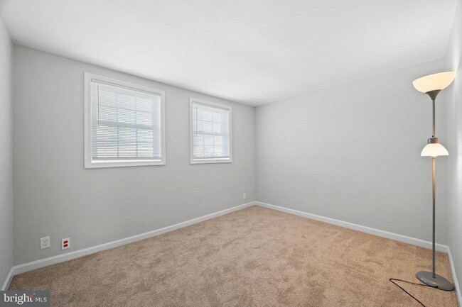 Building Photo - 817 5th St