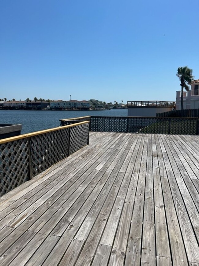 Building Photo - PADRE ISLAND HOME - EXTRA WIDE CANAL!