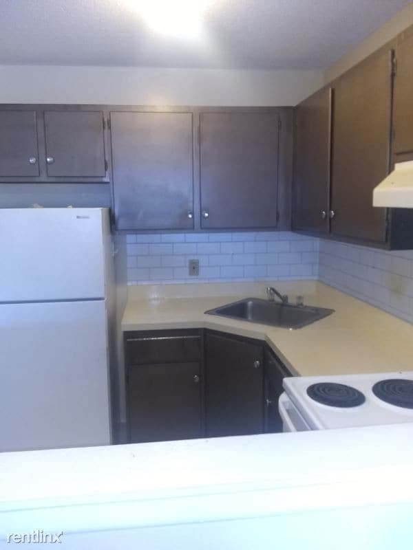 Building Photo - 572 Brook St