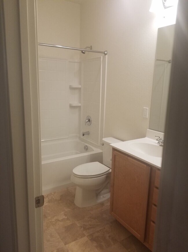 Building Photo - Beautiful, Large 4 BR/2.5 Bath Home,  Lots of light!  Great Neighborhood!