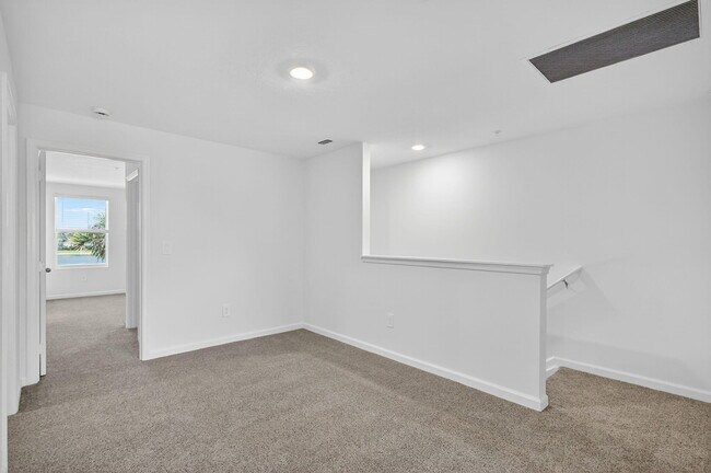 Building Photo - 483 Salisbury Cir