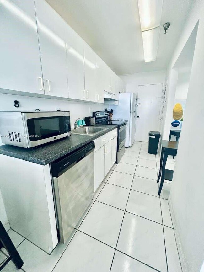 Building Photo - 100 Lincoln Rd