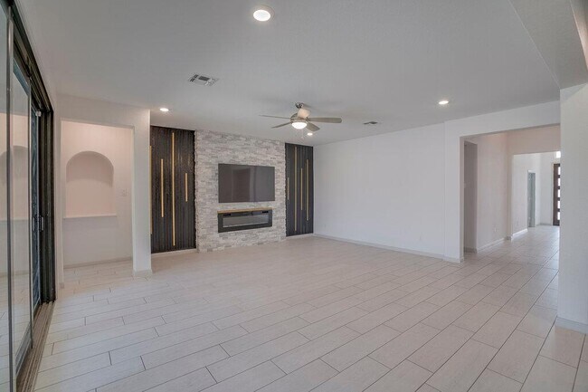 Building Photo - 5616 Monrovia Ln